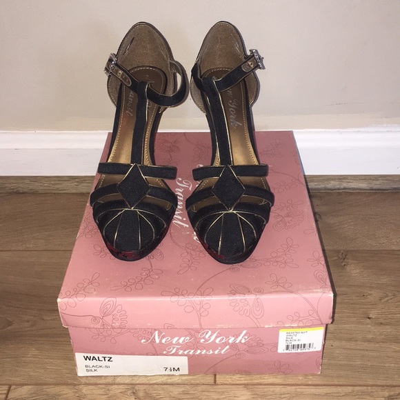 Caged Chinese style buckled wedge heel - Picture 2 of 7